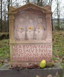 Matronenstein im Tempel