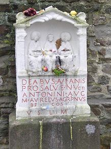 Stein vor Jupitertempel links